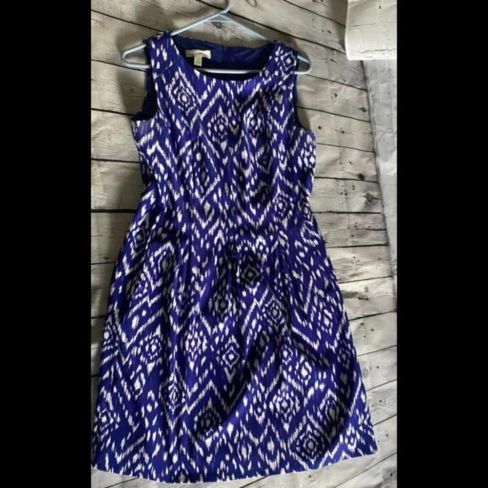 Dressbarn Stylish Women's Sleeveless Dress in Blue and White Pattern